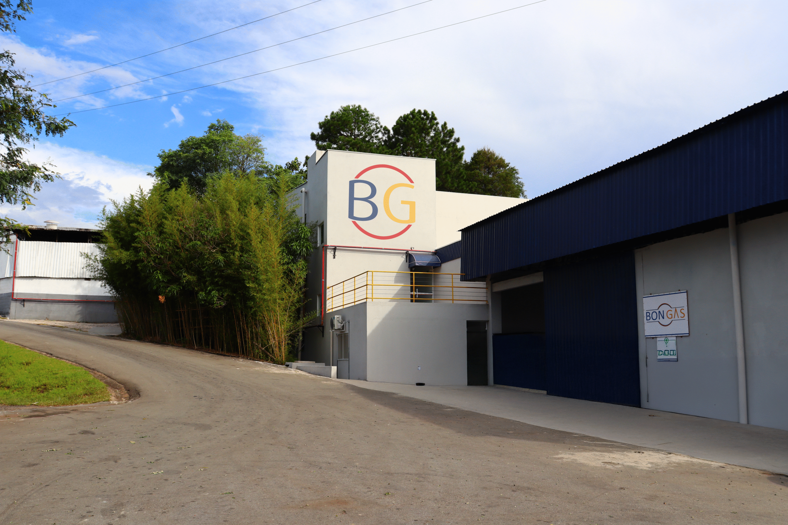 Fachada da fábrica da Bongas Brasil em São Roque, especializada em válvulas e automação industrial.