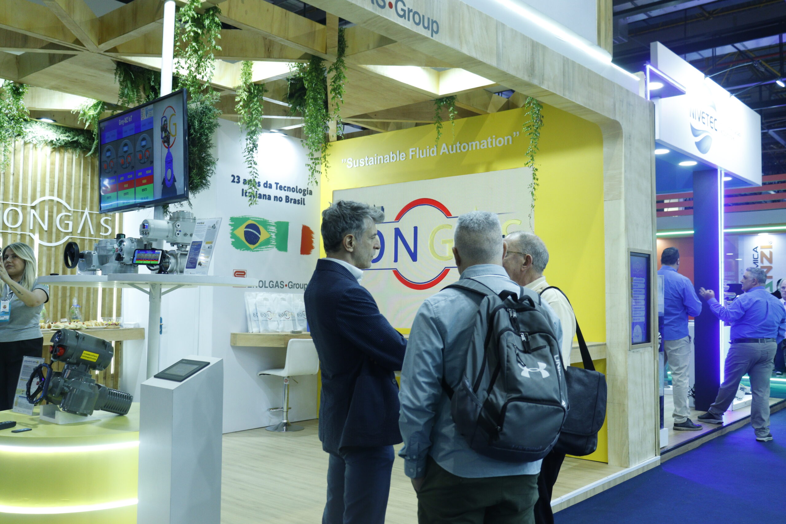 Visitantes acompanham demonstrações de atuadores elétricos Grey-MZ IoT e dashboard de telemetria no estande da Bongas Brasil na FENASAN 2025