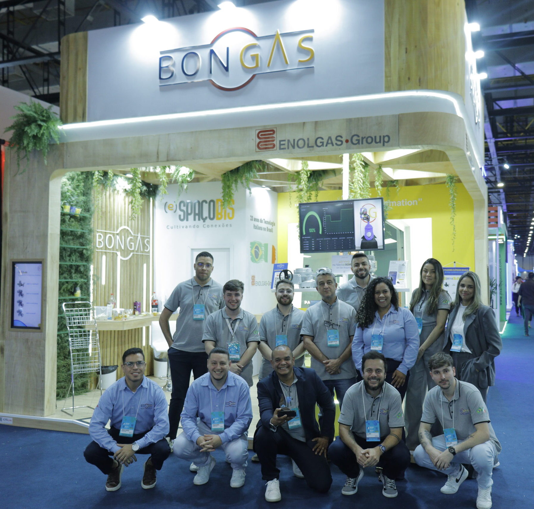 Equipe da Bongas Brasil no estande da FENASAN 2025 apresentando o Sistema IoT de automação para saneamento com foco em ESG