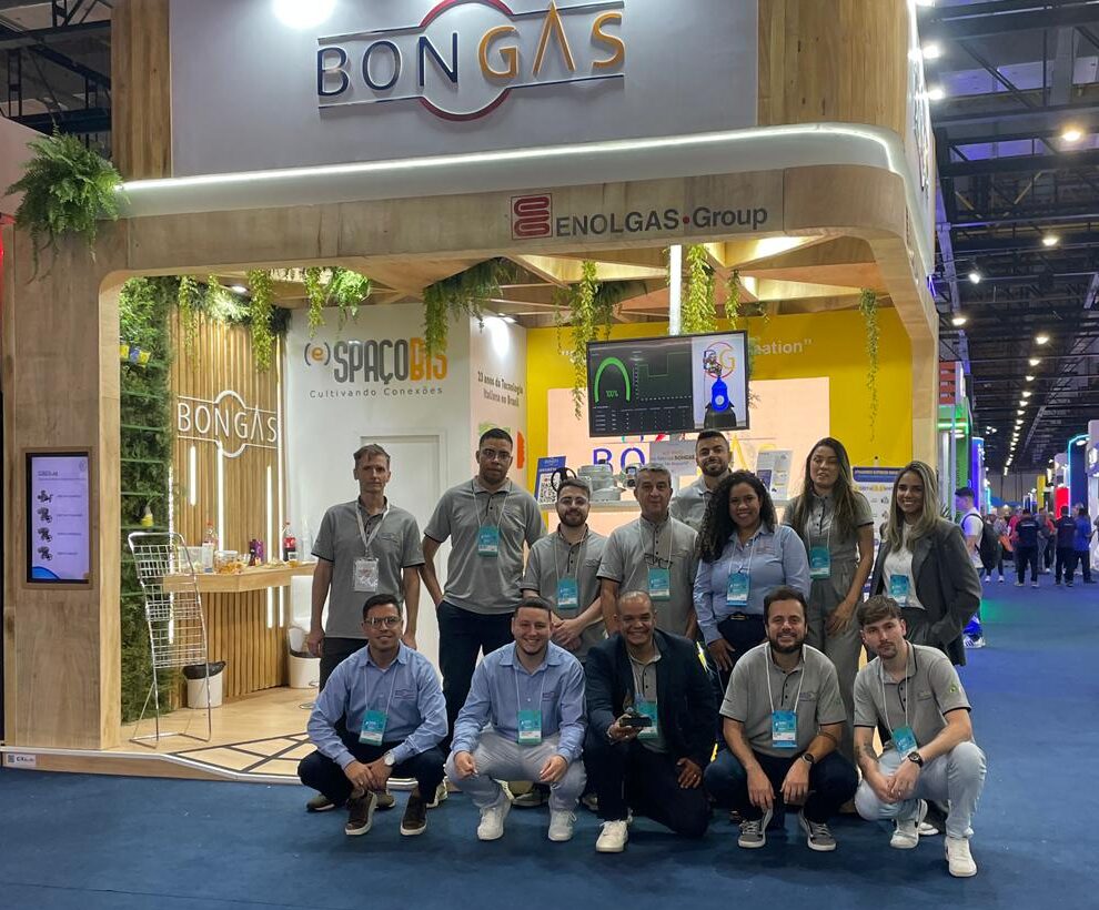 Equipe Bongas Brasil em estande ecológico na FENASAN 2025.