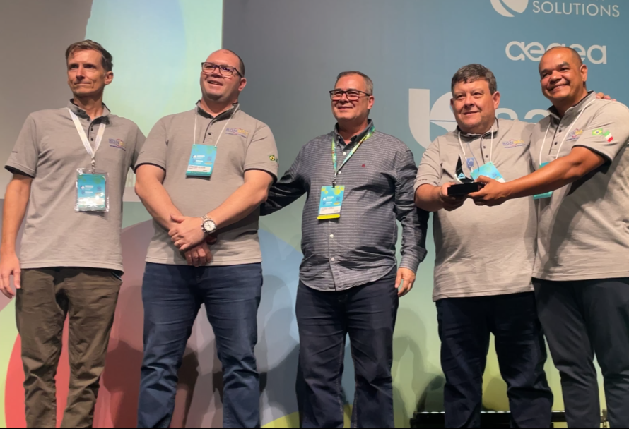 Representantes da Bongas recebendo o Prêmio AESABESP de Melhor Governança.