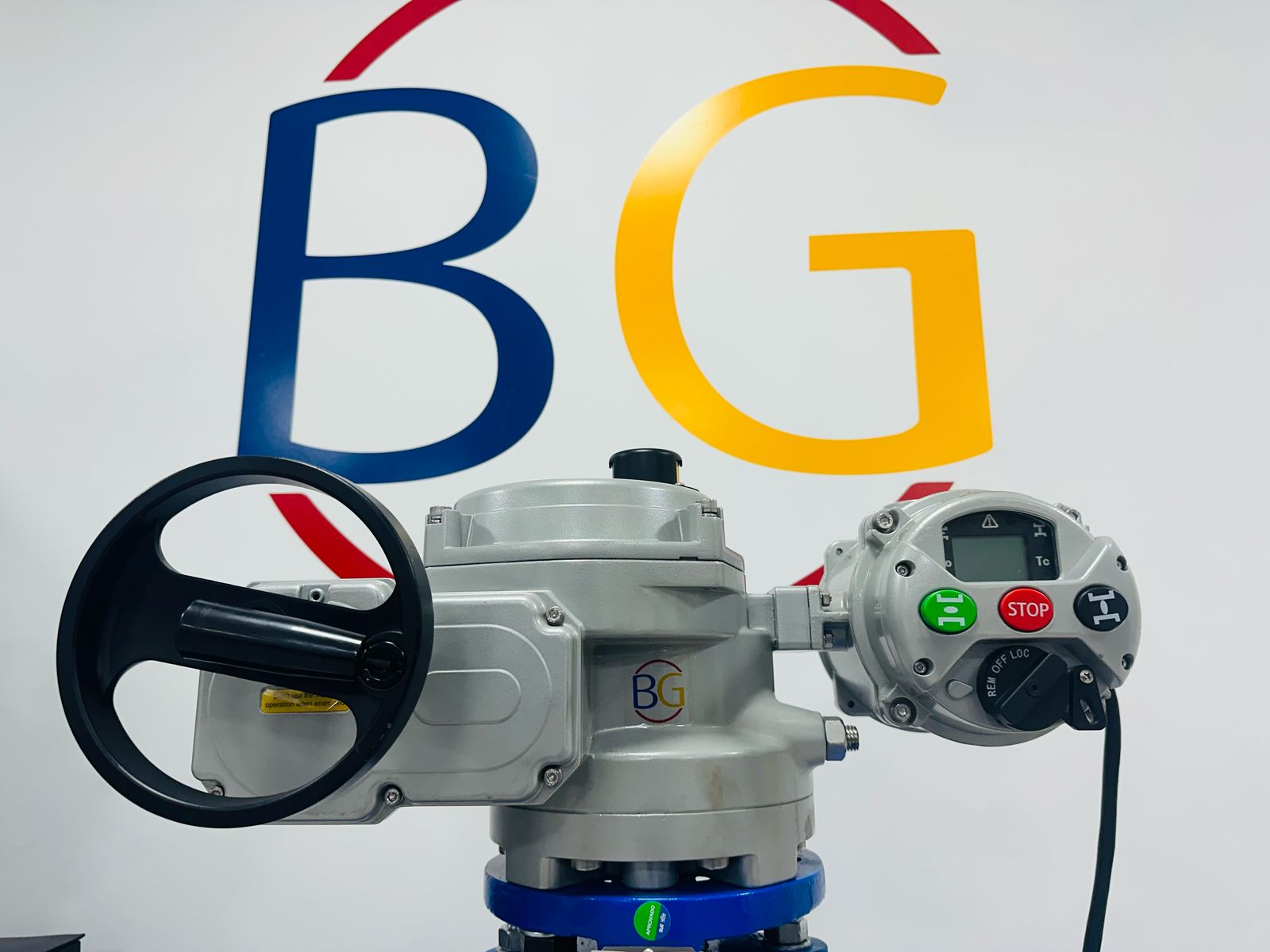 Close do comando inteligente com botões e display do atuador