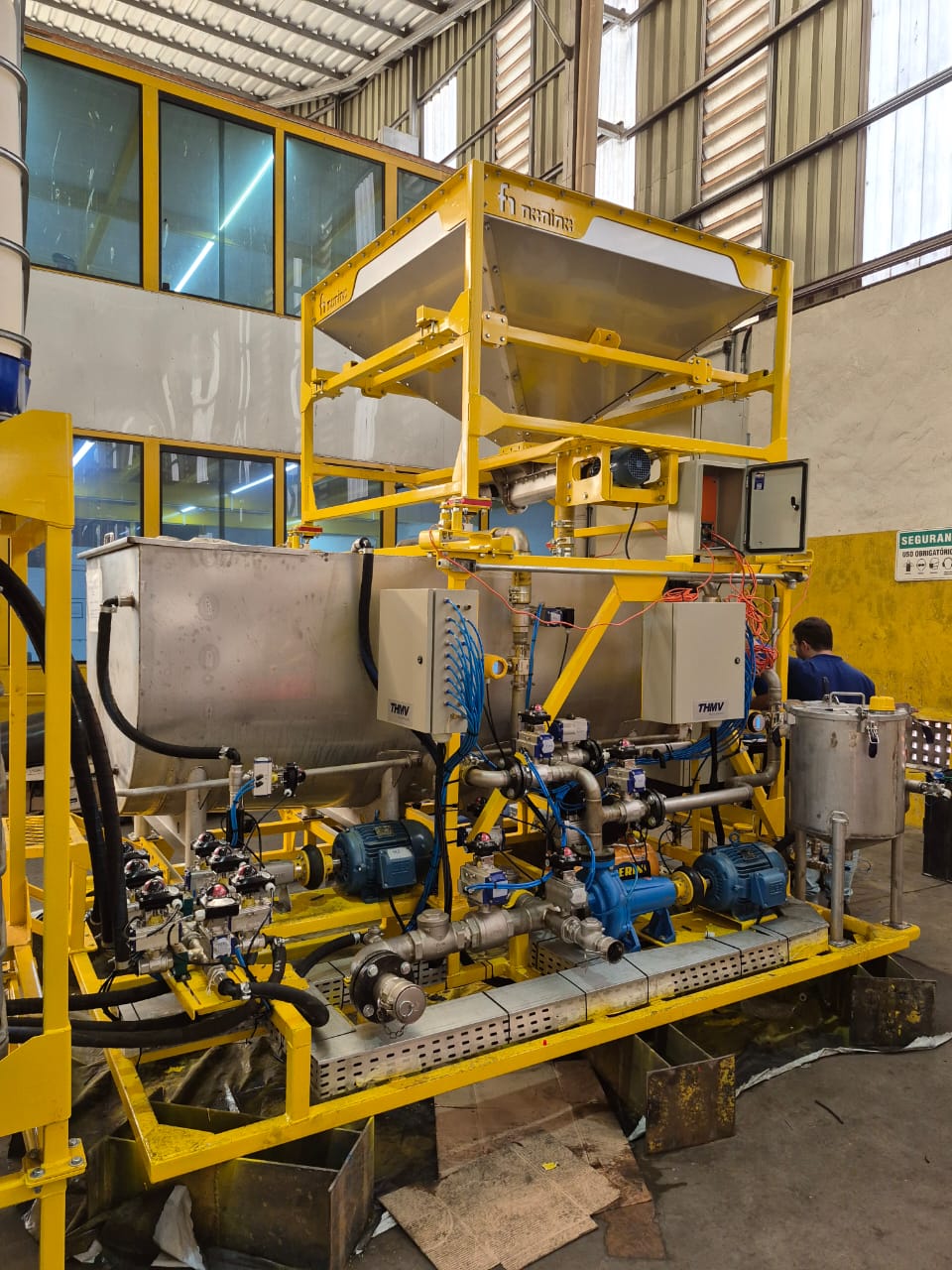 painel de automação com CLP e IHM em comissionamento por técnicos