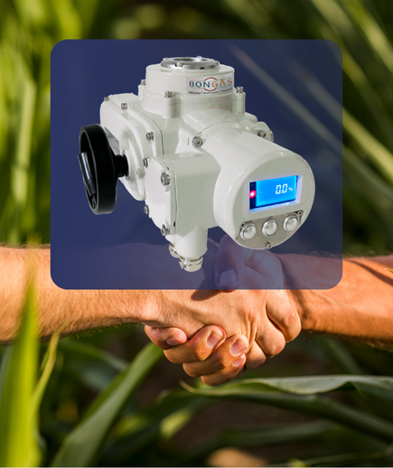 Atuador elétrico White-E sobreposto a aperto de mãos em lavoura, simbolizando parceria em automação agrícola.