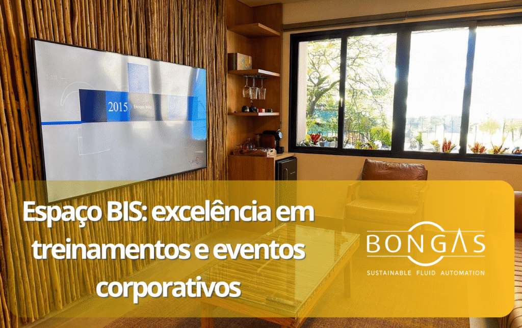 Sala de estar do Espaço BIS com TV para apresentações, mesa de vidro e poltronas em couro.