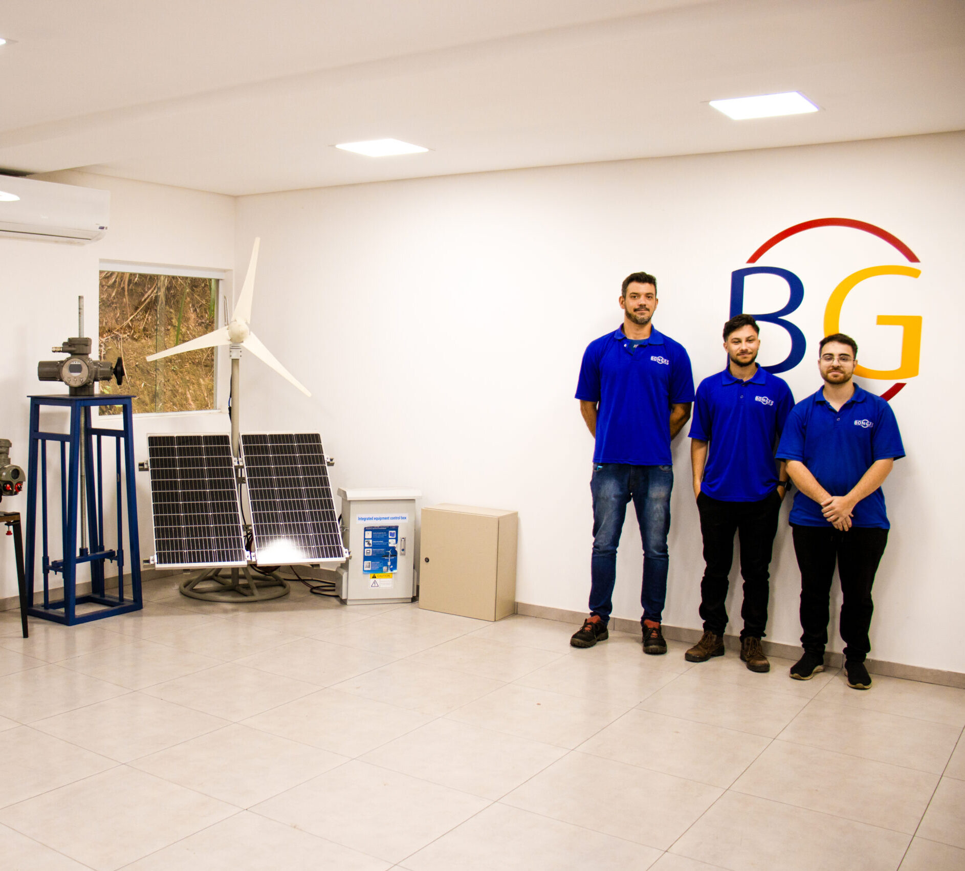 Equipe de serviços da Bongas Brasil pronta para atendimento em campo, ao lado de bancadas e equipamentos.