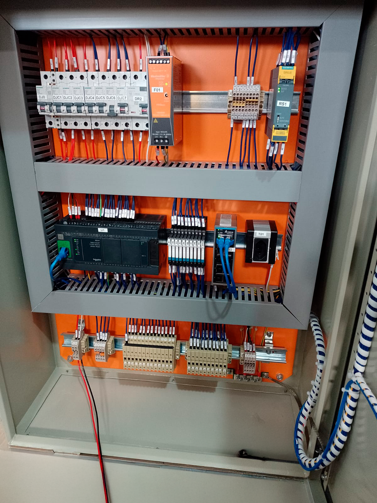 interior de painel elétrico com plc, proteção e bornes identificados
