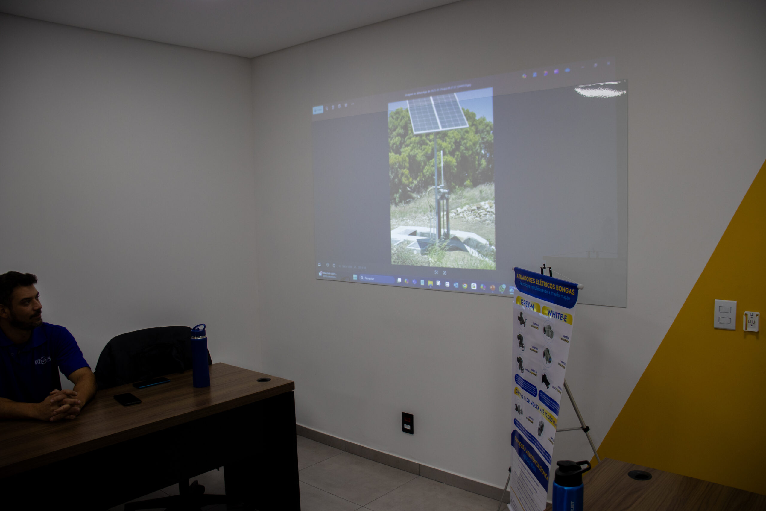 treinamento técnico com apresentação sobre automação e válvulas industriais