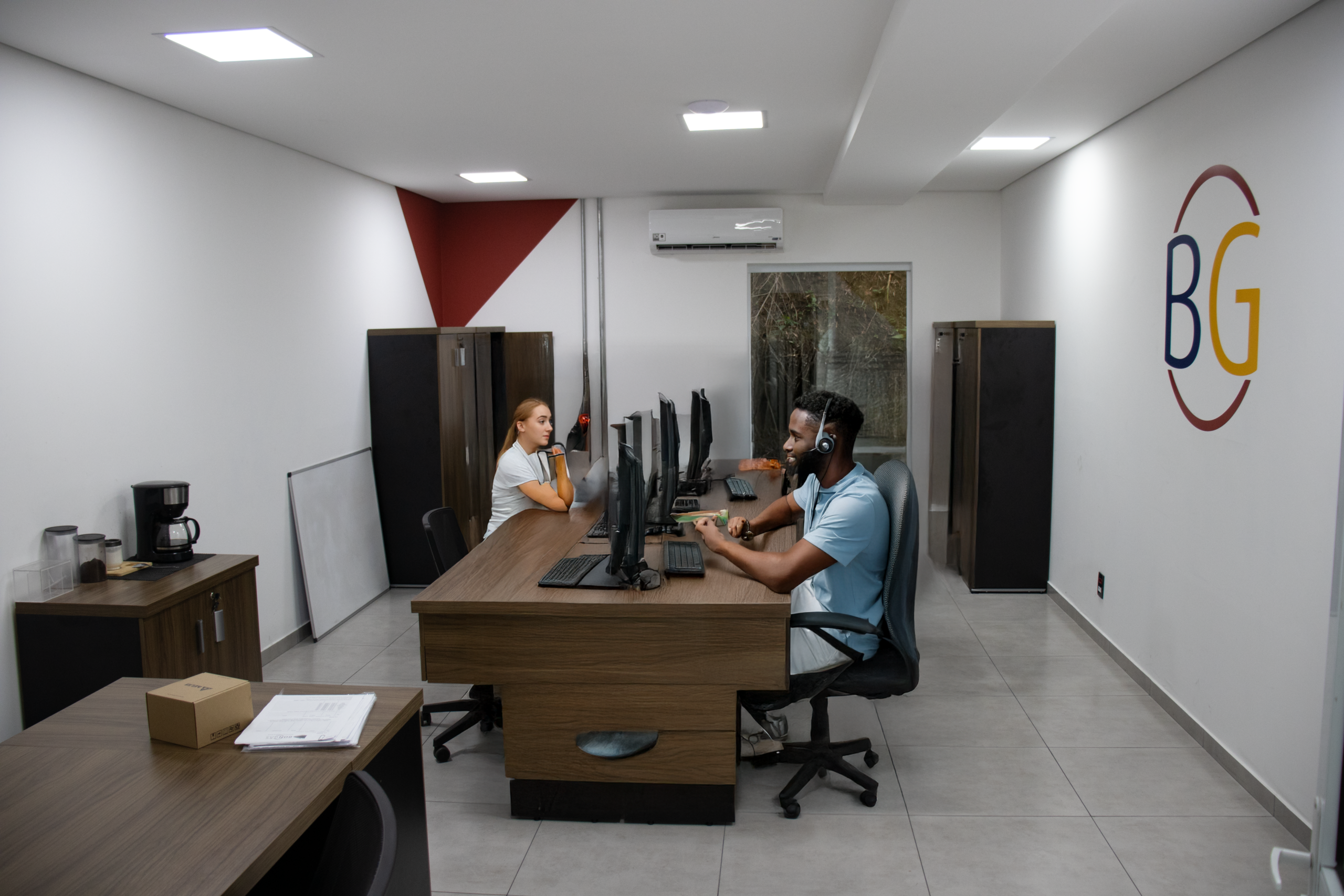 equipe técnica e estrutura da Bongas Brasil em ambiente de atendimento e suporte industrial