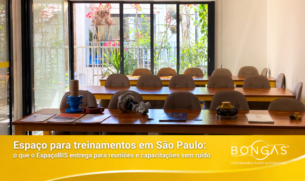 sala de treinamento corporativo no EspaçoBIS em São Paulo com tarja amarela e logo da Bongas Brasil