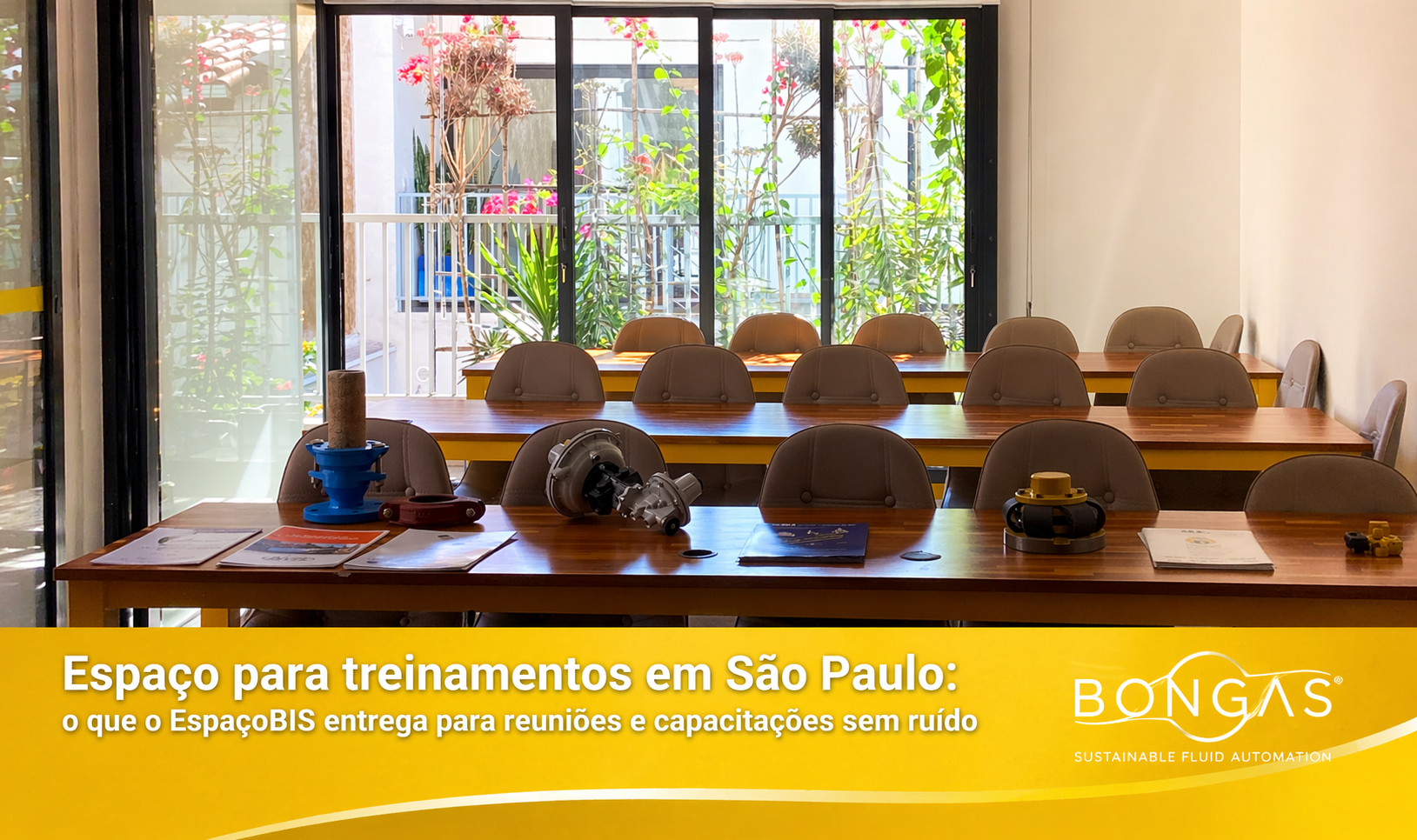 sala de treinamento corporativo no EspaçoBIS em São Paulo com tarja amarela e logo da Bongas Brasil